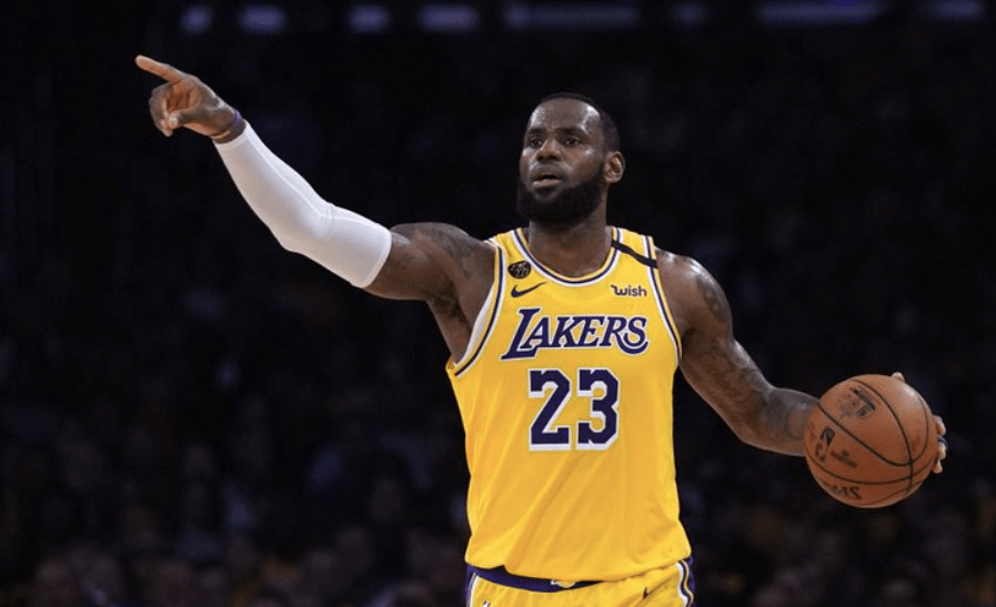  詹姆斯三双助力湖人逆转战胜勇士夺榜首大战